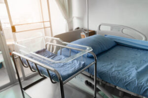 An empty hospital room, with the implication of evidence documentation after a birth injury